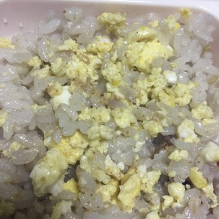 ごま風味のそぼろ卵で混ぜ御飯